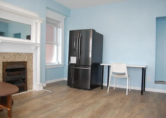 Newly Remodeled In Friendship/ Shadyside Apartment *